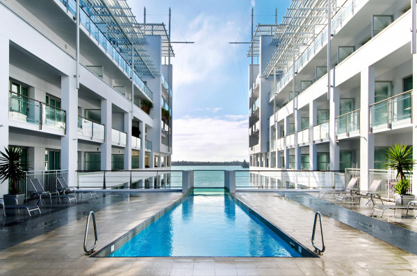 Hilton Auckland rooftop pool