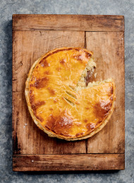 Cheesy Cauliflower and Leek Pie